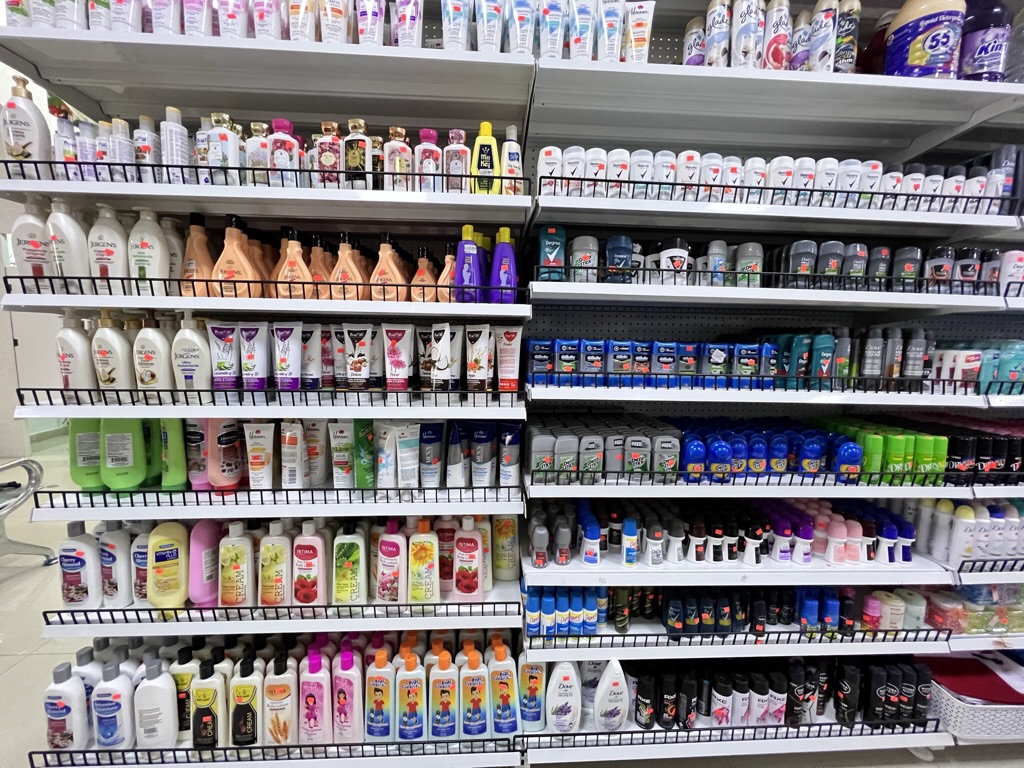 Productos de cuidado personal en estantes
