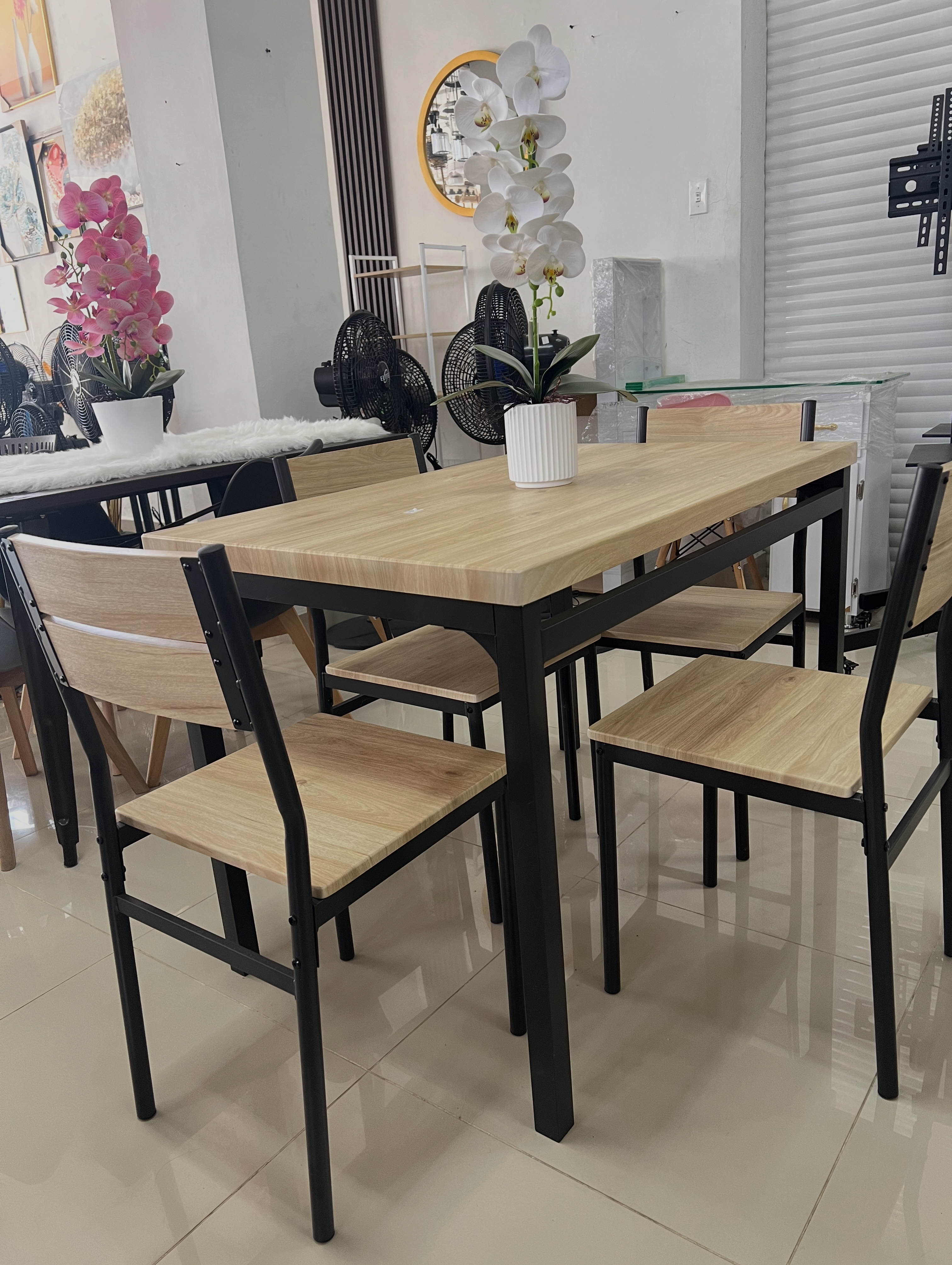 Juego de mesa y sillas
