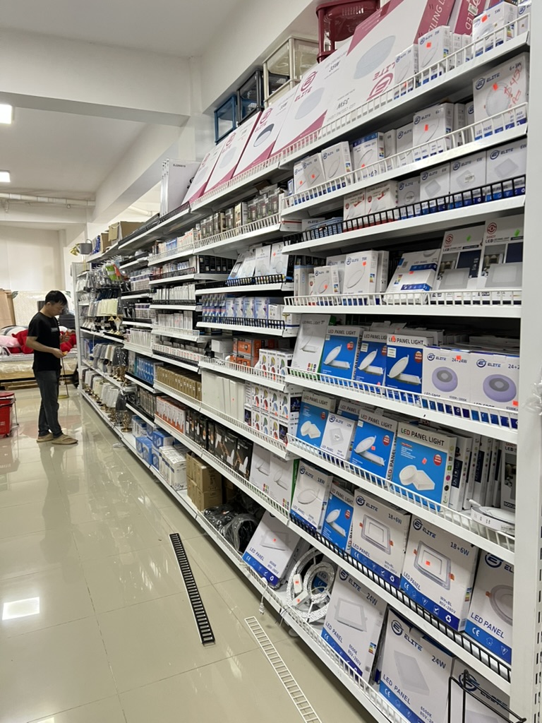Estantes con lámparas y productos de iluminación