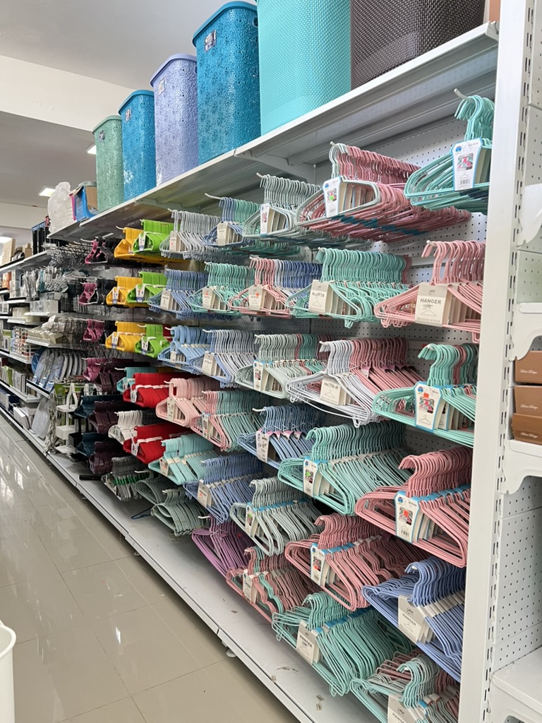Estantes con organizadores y perchas de colores