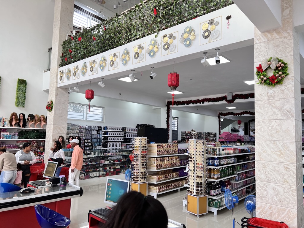 Interior de Plaza Sol de Mayo con pasillos y productos