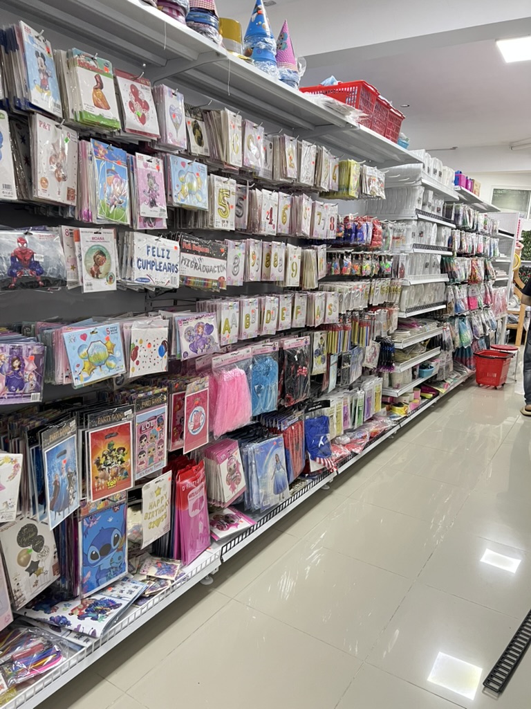 Estantes con artículos para cumpleaños y celebraciones