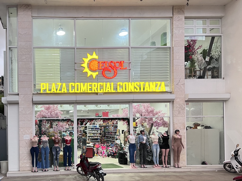 Fachada de Plaza Comercial Constanza El Sol